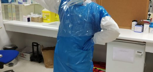 Compañera luciendo EPIS de manufactura propia